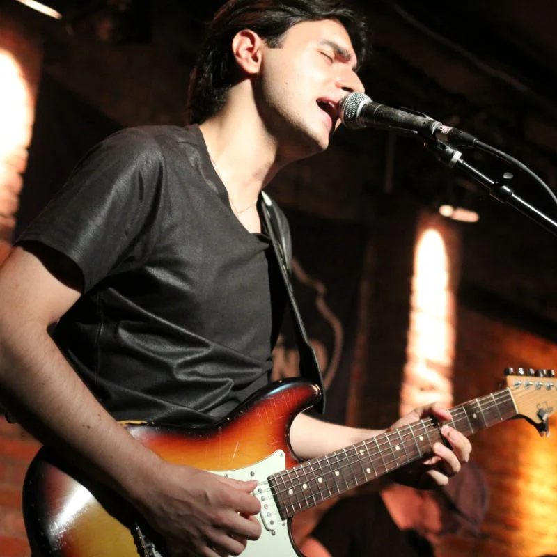 Davide Pannozzo sul palco con la sua chitarra