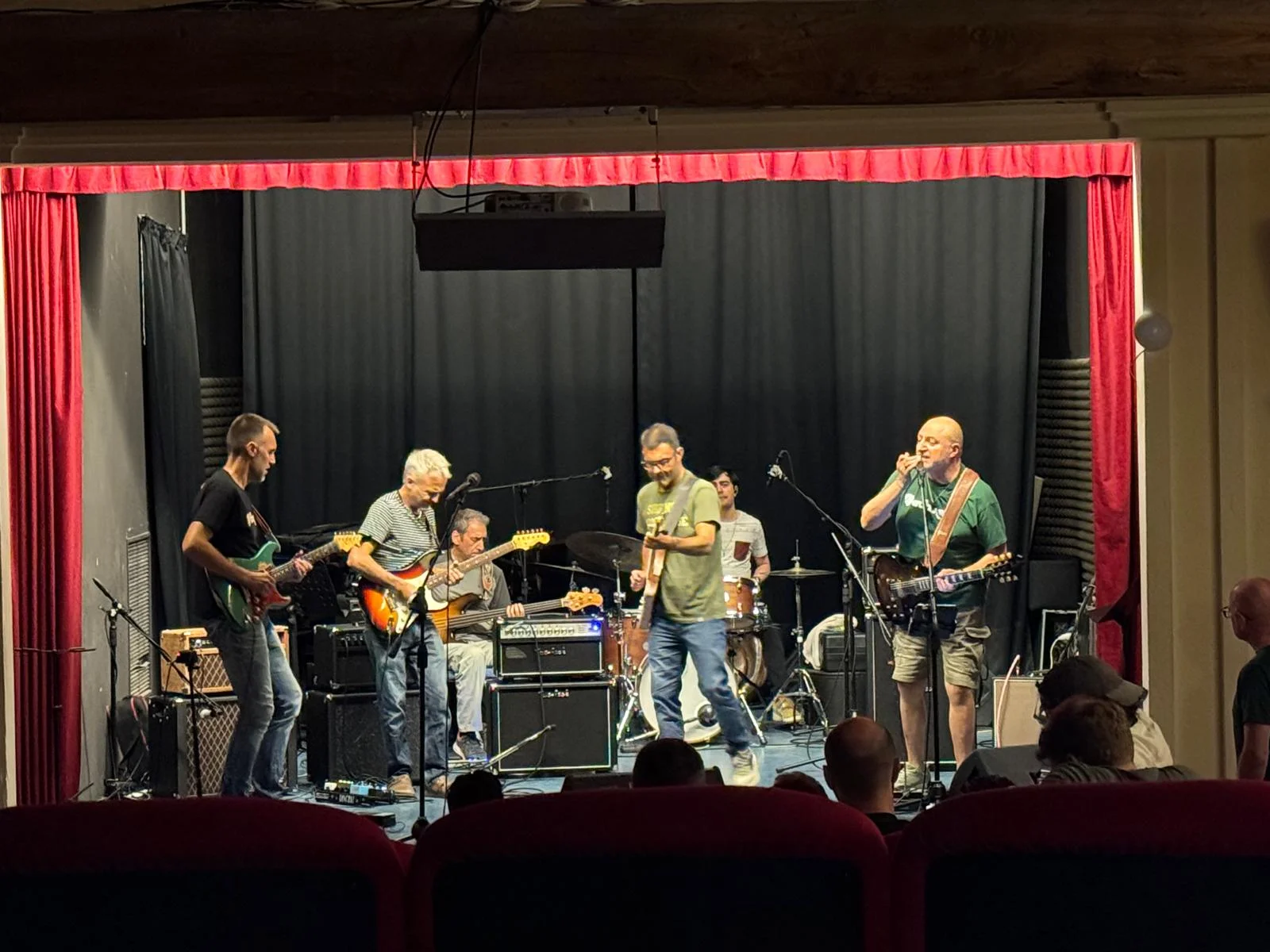 Chitarristi suonano insieme sul palco durante una jam del Campus